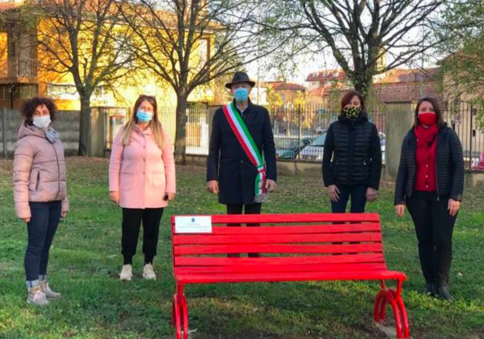 Cislago, una panchina contro la violenza sulle donne