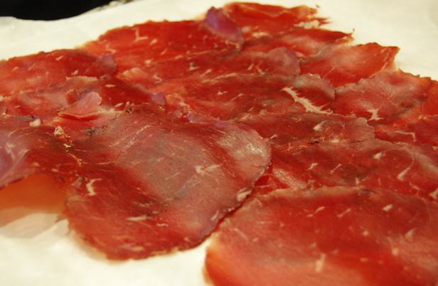 Lecco, viola la zona rossa per comprare la bresaola, multato