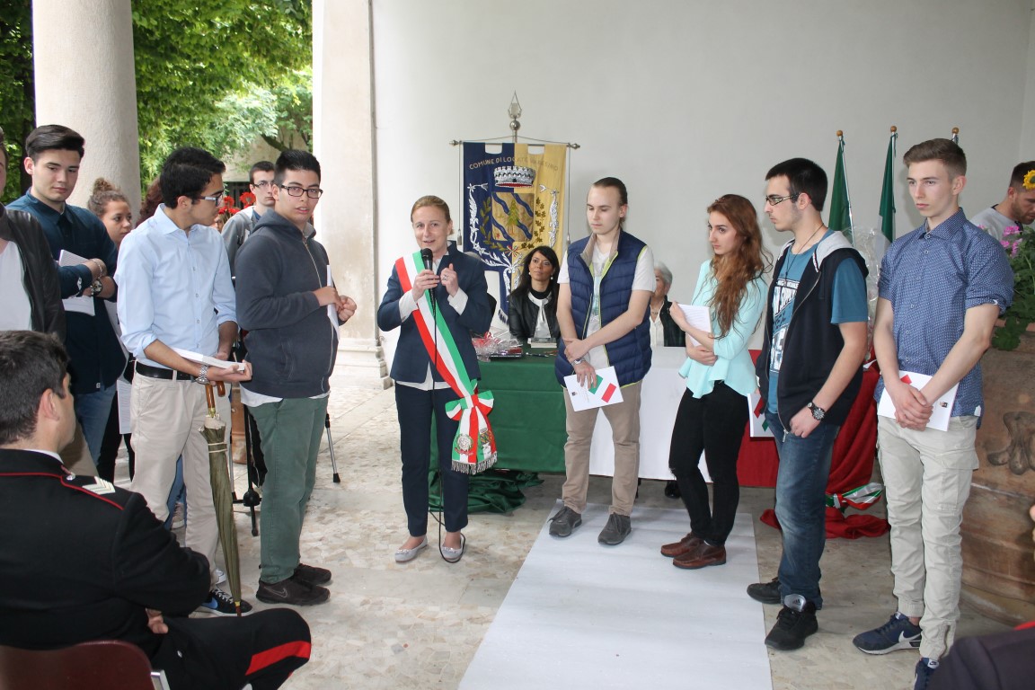 “Caro 18enne” gli auguri al tempo del Covid arrivano via posta