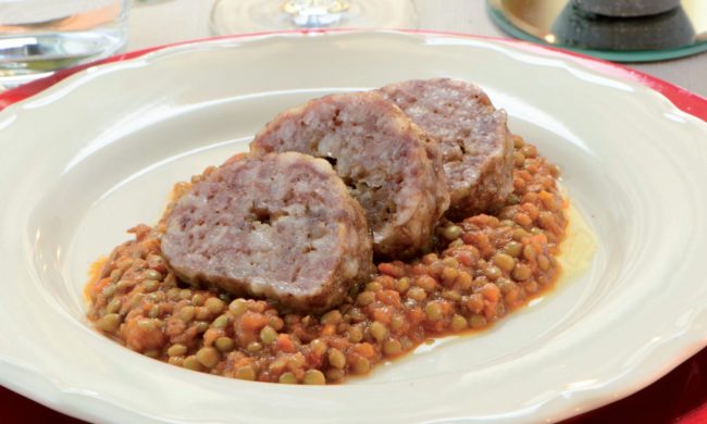 Saldi gastronomici con panettone, zampone e cotechino
