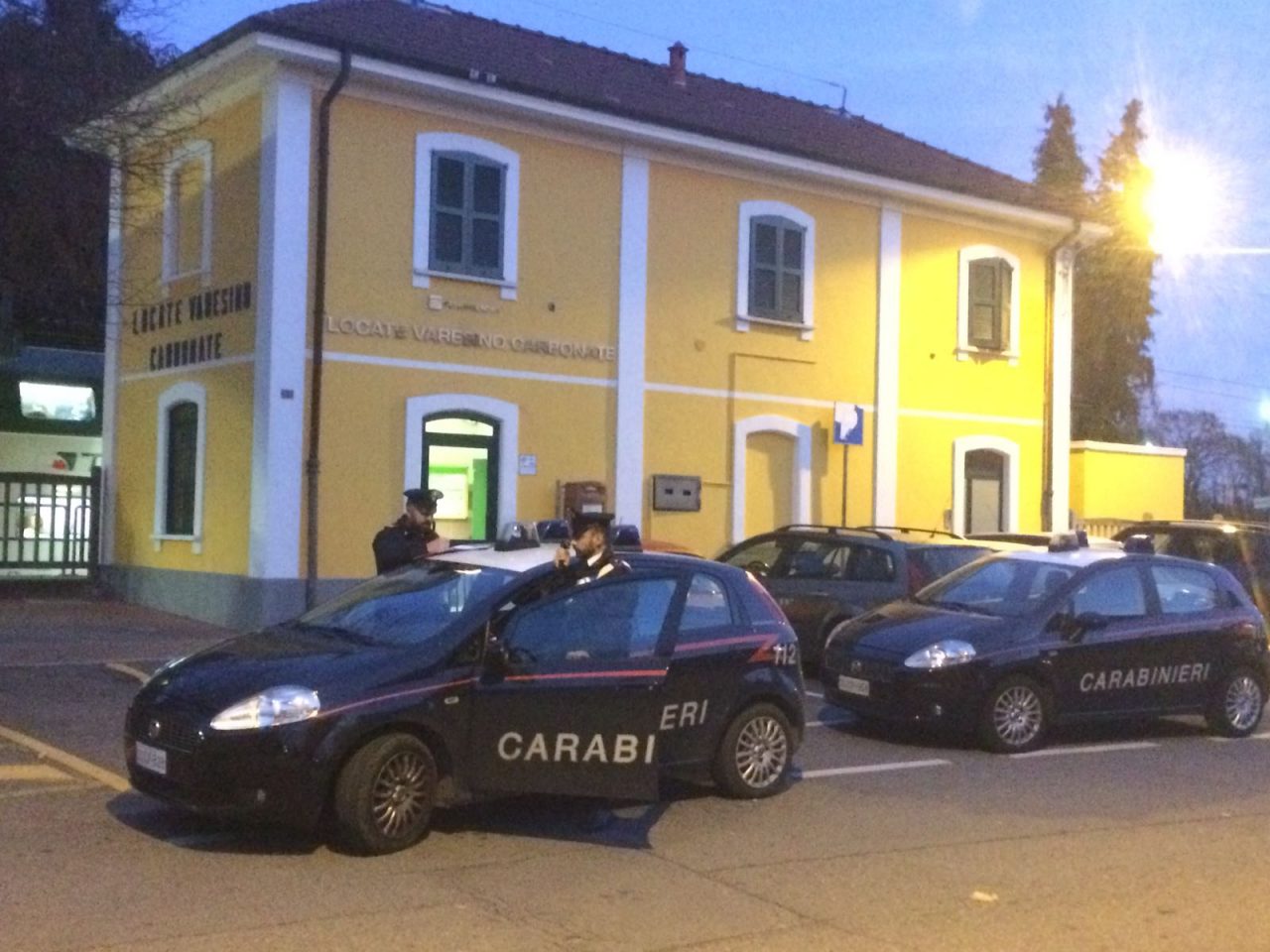 Aggressione con machete in stazione a Locate, identificato e arrestato per tentato omicidio