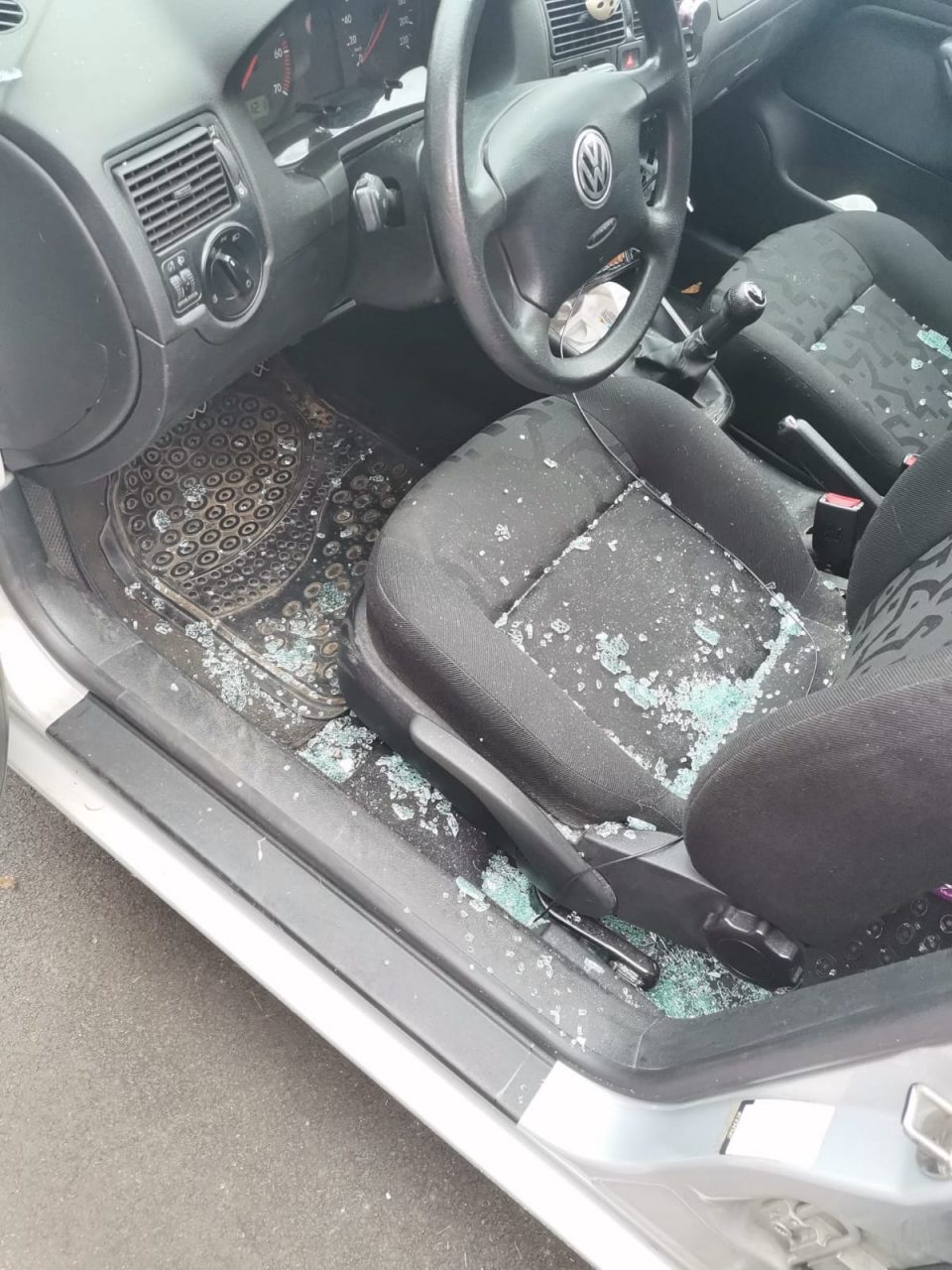 Finestrini infranti e gomme tagliate, nuovo raid vandalico a Locate