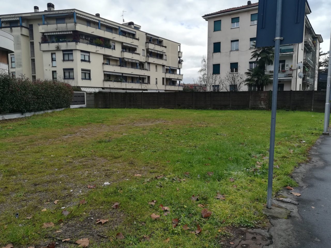 Via Canova, arriva il parcheggio e si sistema l’area verde