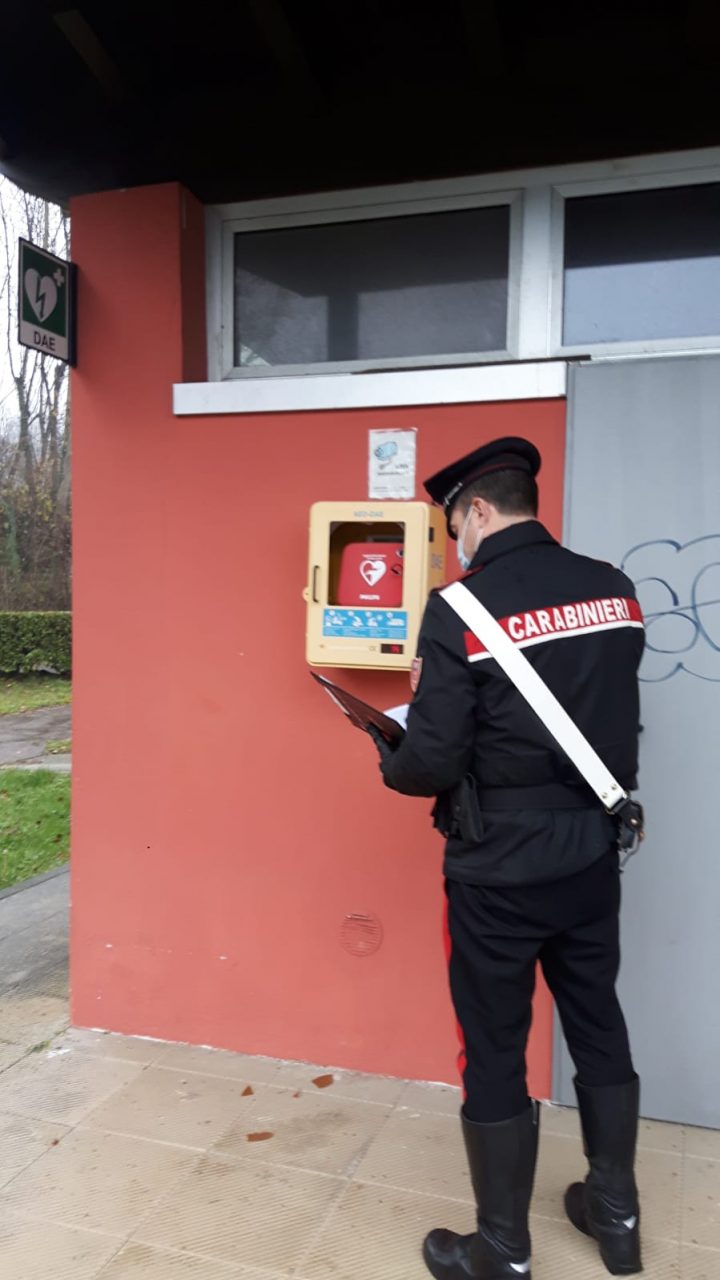 Calci al defibrillatore automatico e alla casetta dell’acqua: denunciati due 20enni a Buguggiate