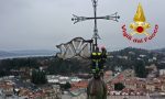 Tradizione rispettata: posata la corona sul campanile del Bernascone VIDEO e FOTO