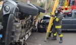 Scontro fra auto a Varese, una si ribalta: intervento di Vigili del Fuoco FOTO