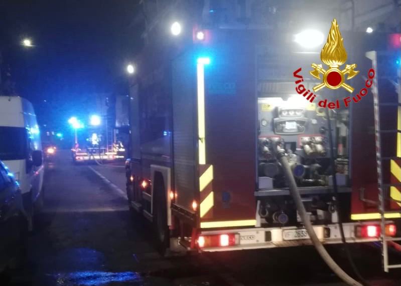 Incendio a Uboldo, distrutto un deposito agricolo