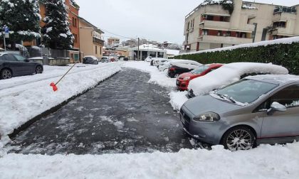 Spalare la neve, un gesto "contagioso" (in senso buono) a Saronno