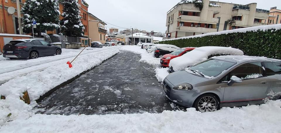 Spalare la neve, un gesto “contagioso” (in senso buono) a Saronno