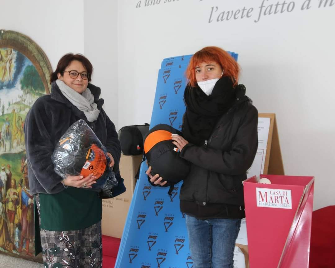 Sacchi a pelo e materassini da Comune e Caritas per i senzatetto di Saronno