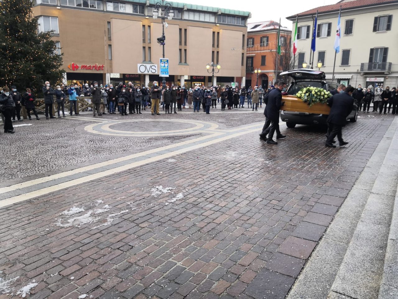 Centinaia a Saronno per l’addio ad Alex Stella