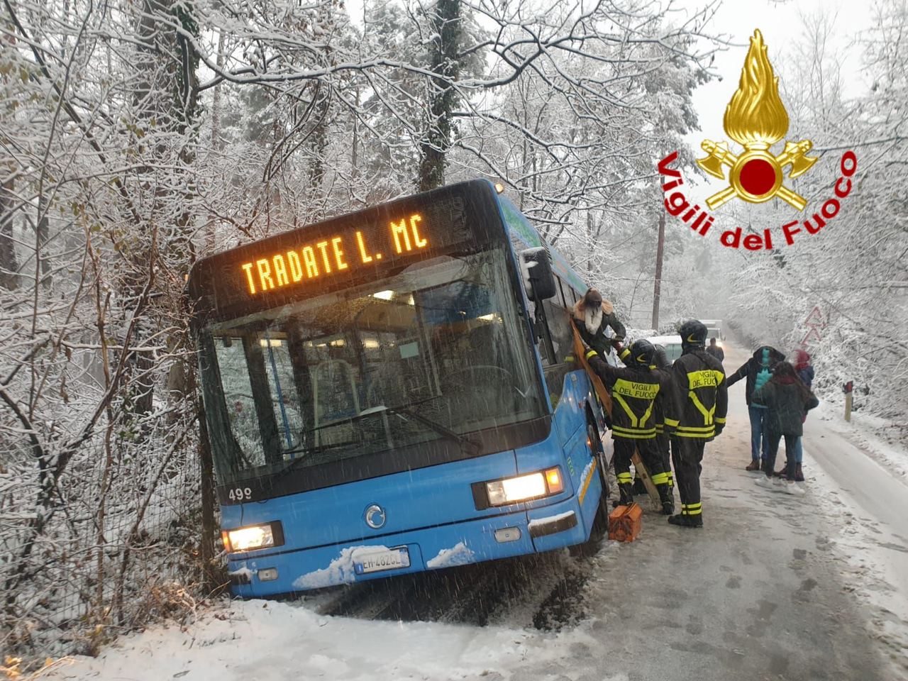 Bus fuori strada, studenti evacuati FOTO