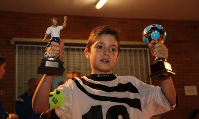 Una felpa in regalo per un compleanno che non c’è: oggi Fily avrebbe compiuto 18 anni