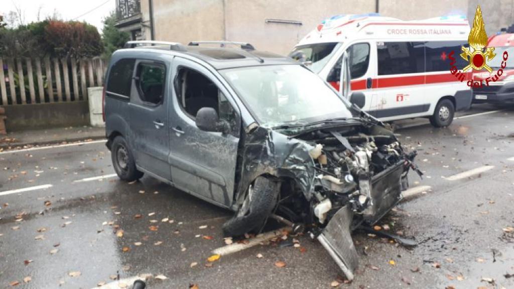 Auto abbatte un palo dell’Enel,  atterra l’elisoccorso: grave un 33enne FOTO