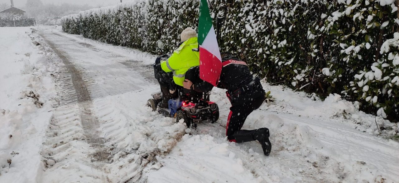 Carrozzina bloccata dalla neve, disabile soccorso dai carabinieri