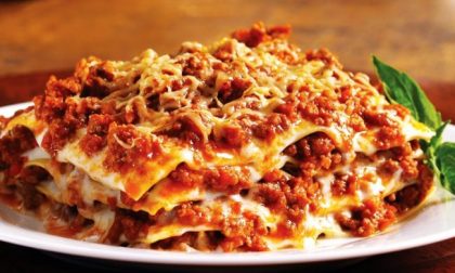 Beneficenza culinaria da un ristorante di Caronno: 200 pozioni di lasagna per chi è in difficoltà