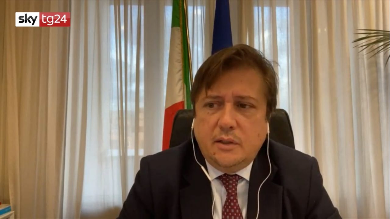Vaccino Covid facoltativo. Il viceministro alla Salute Sileri: “Se adesione sarà bassa si valuti obbligo”