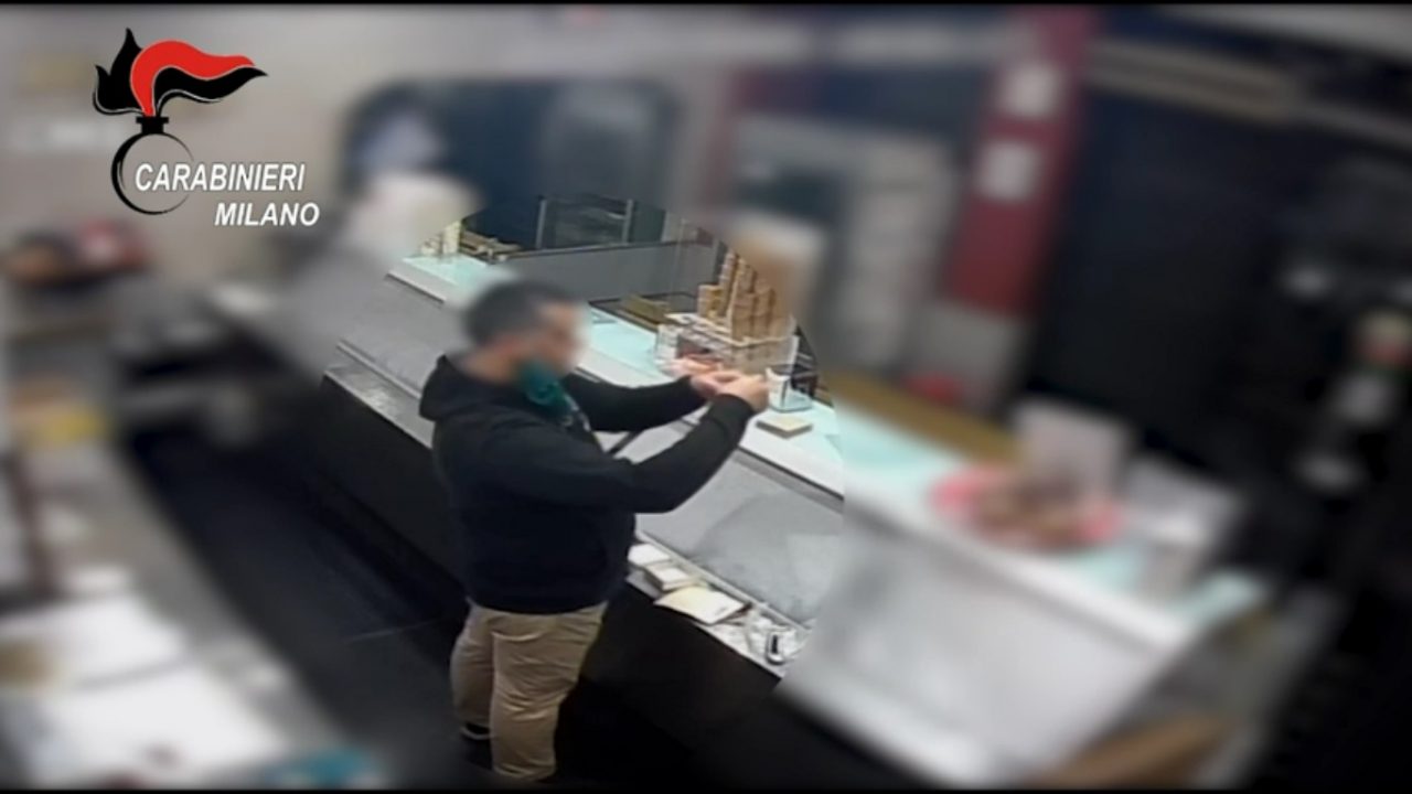 Vino pregiato contraffatto: scoperte 54mila bottiglie, sequestro da un milione di euro VIDEO