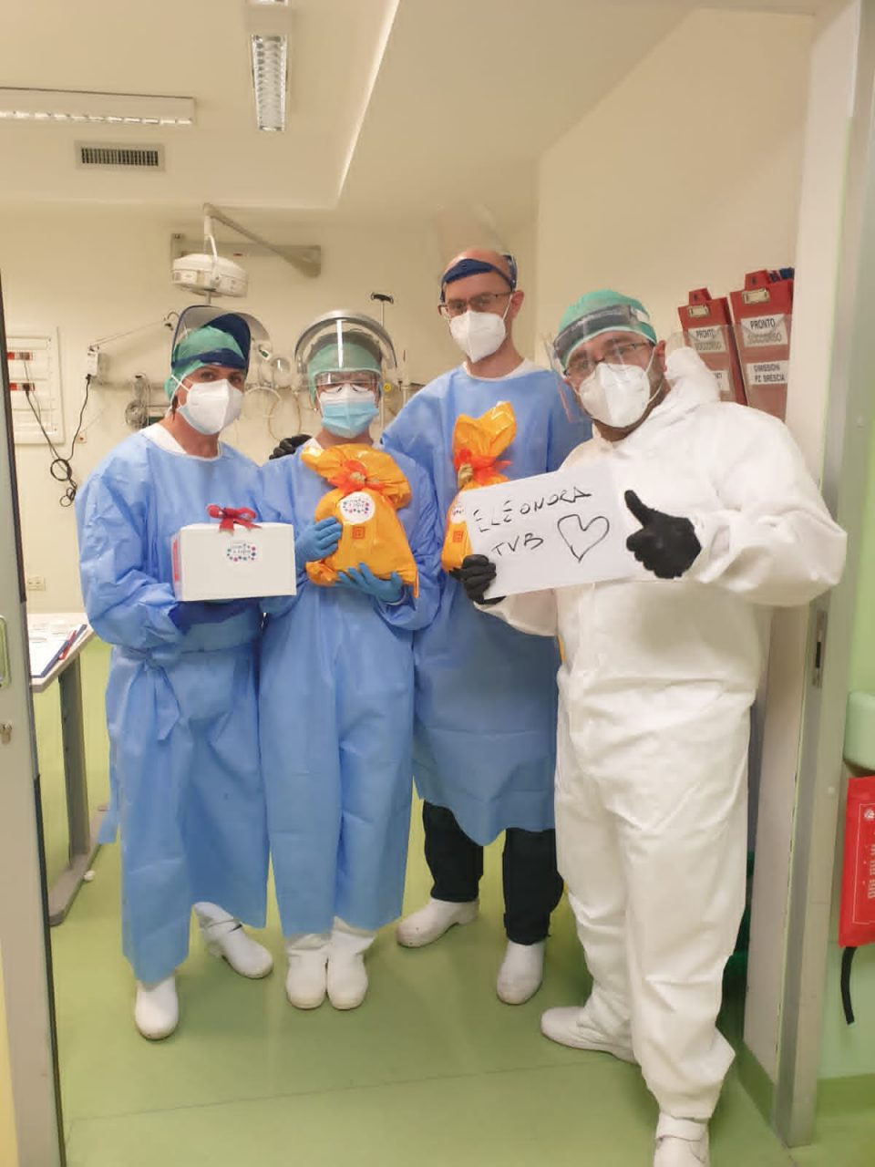 I panettoni di Vivere a colori al reparto Covid di Bergamo: “Un abbraccio a medici e infermieri, ai nostri eroi”