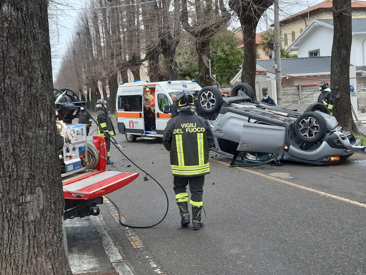 Pranzo di Natale col botto, auto ribaltata, in ospedale madre e  figlio 13enne FOTO
