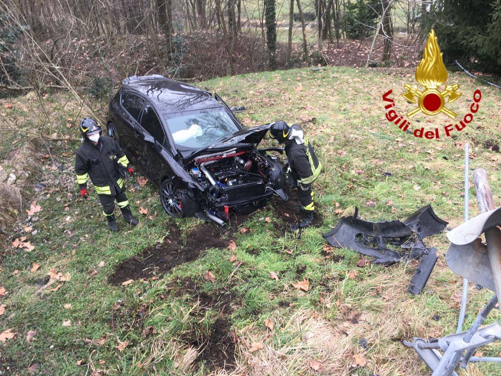Esce di strada e precipita in un prato, ferito un 52enne