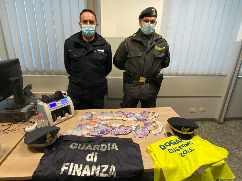 Svizzera fermata alla frontiera: addosso 226mila franchi