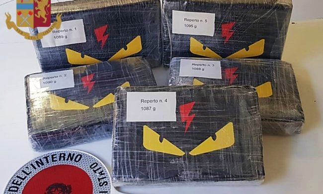 Inseguimento, auto contromano e il muro: al posto dell’airbag 5,5 chili di coca
