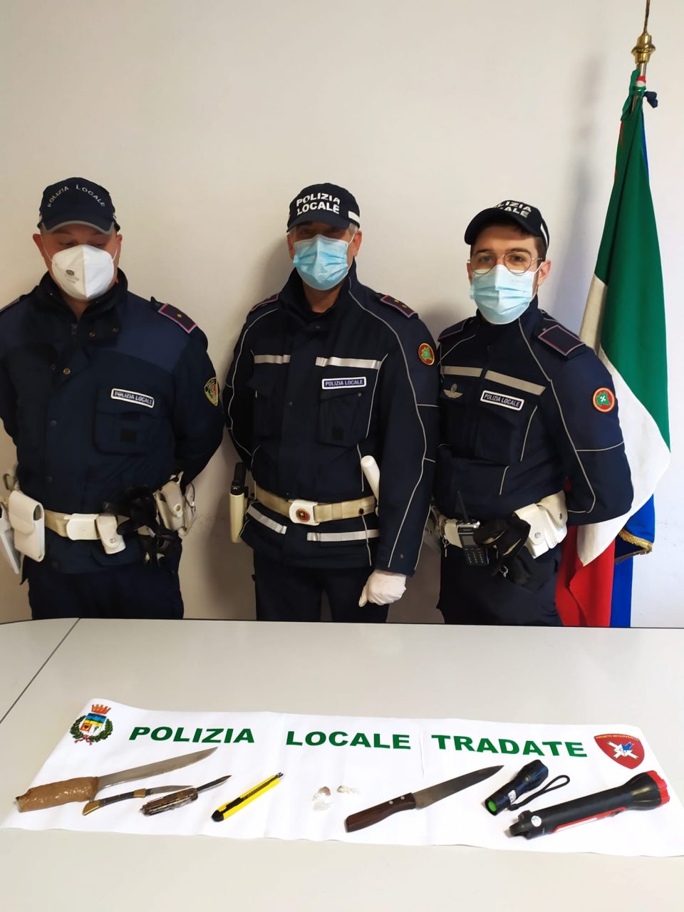Blitz nei boschi, sequestrati coltelli e droga