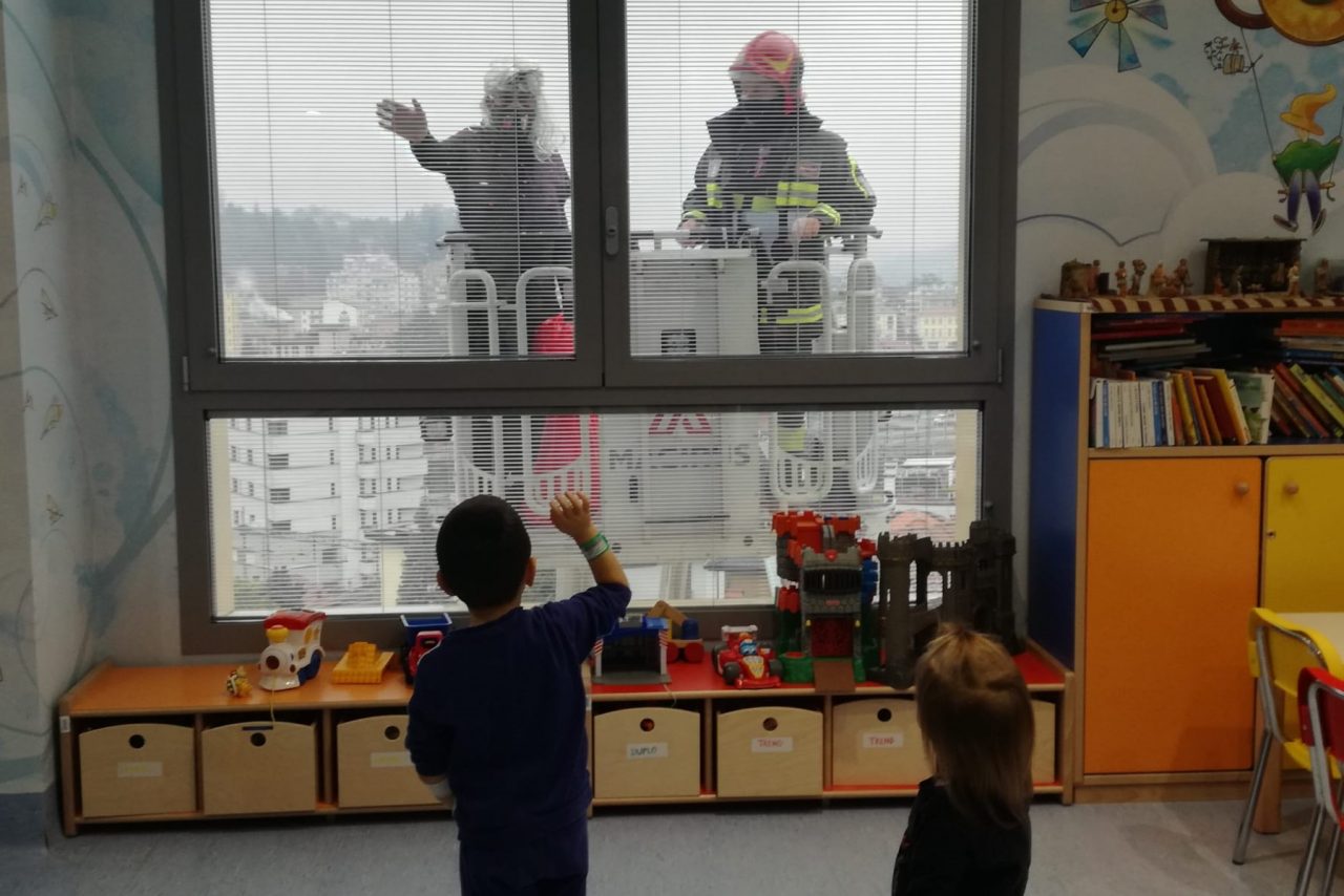 Anche quest’anno la Befana è arrivata in Pediatria con i Vigili del Fuoco FOTO