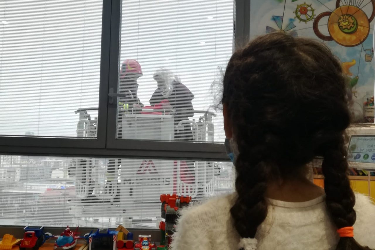 befana in pediatria con i vigili del fuoco