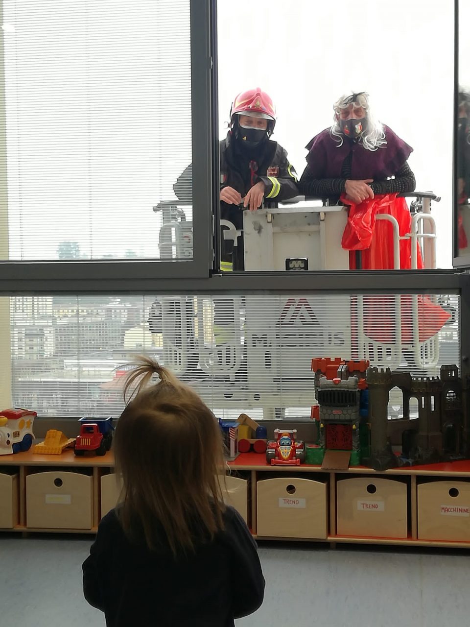befana in pediatria con i vigili del fuoco