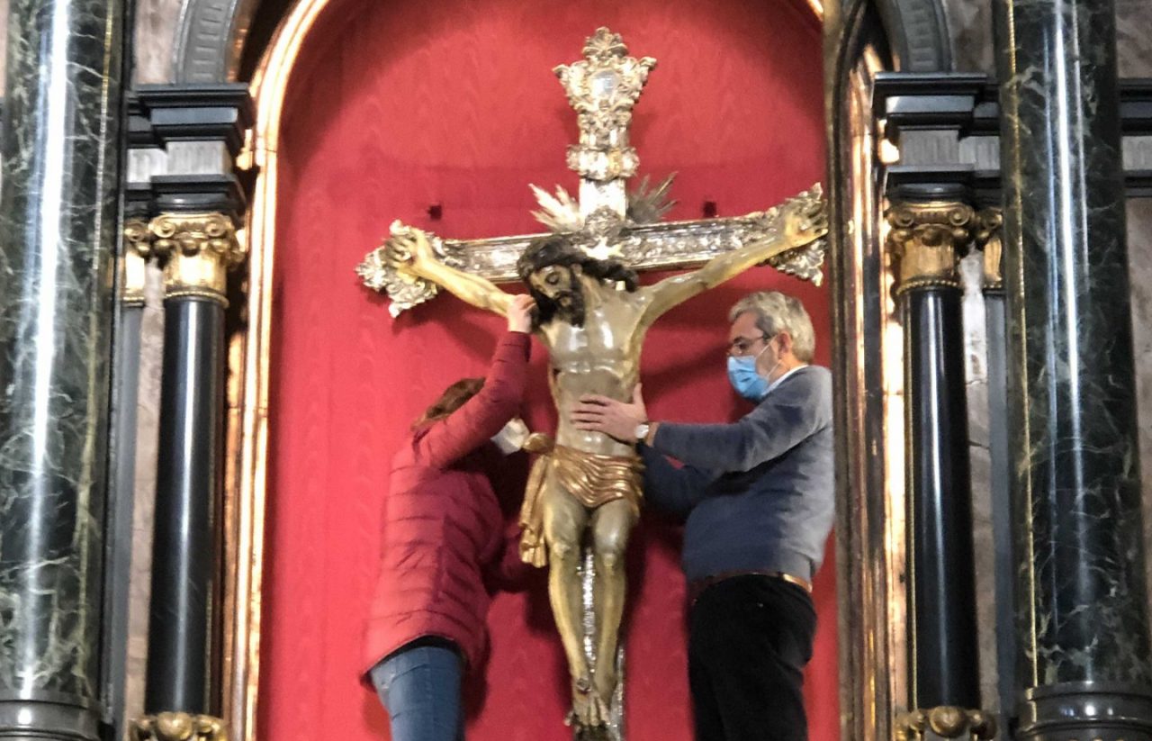 Inizia il restauro del crocifisso della prepositurale dei Santi Pietro e Paolo di Saronno