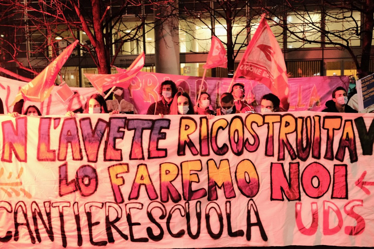 Protesta degli studenti, in 400 sotto Palazzo Lombardia