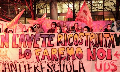 Protesta degli studenti, in 400 sotto Palazzo Lombardia