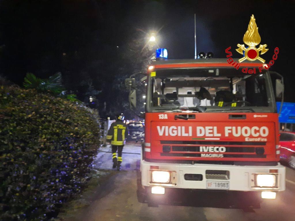 Incendio alle Ceppine  fiamme in un box