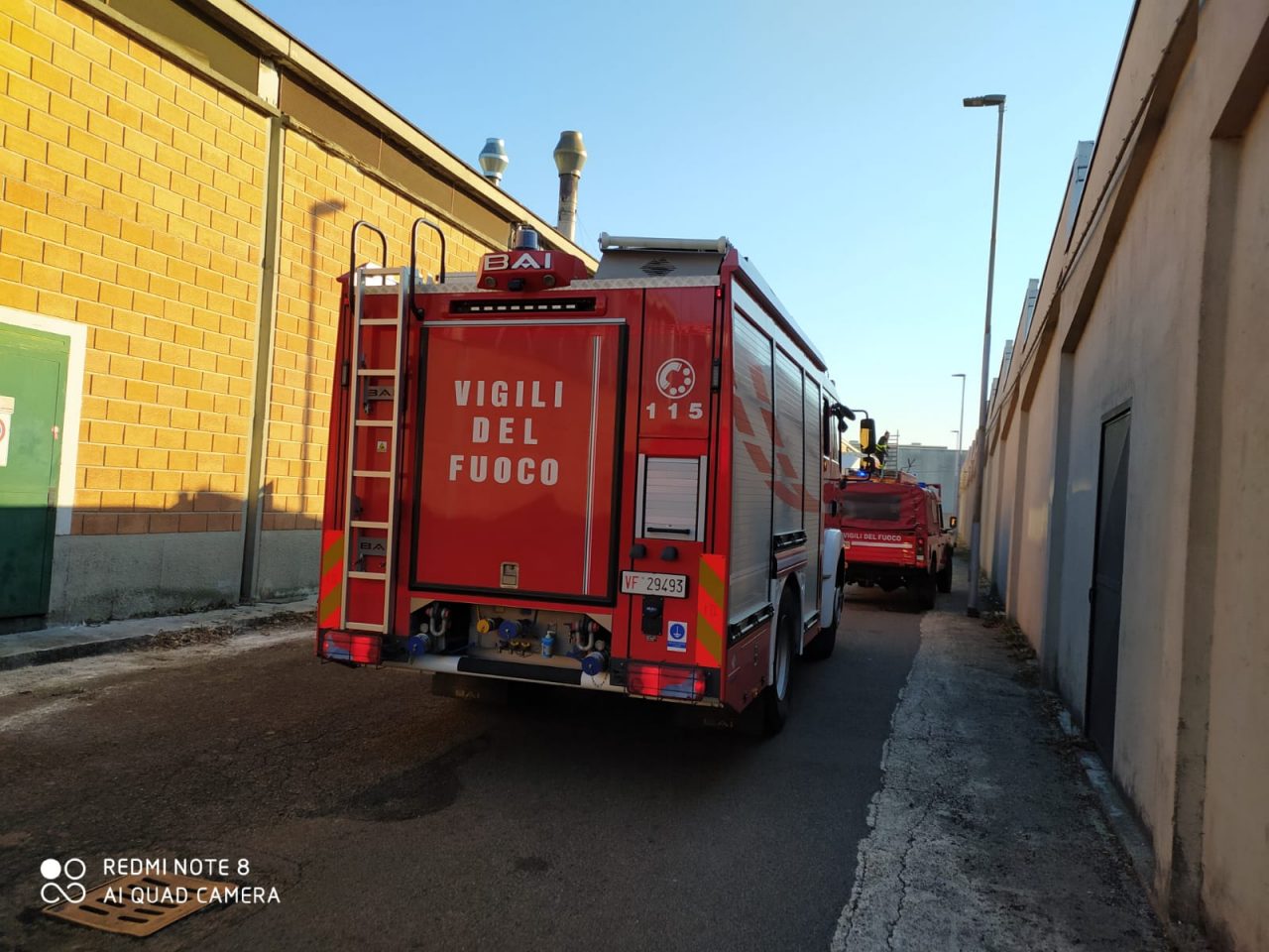 Vigili del fuoco in una ditta di Gorla Minore