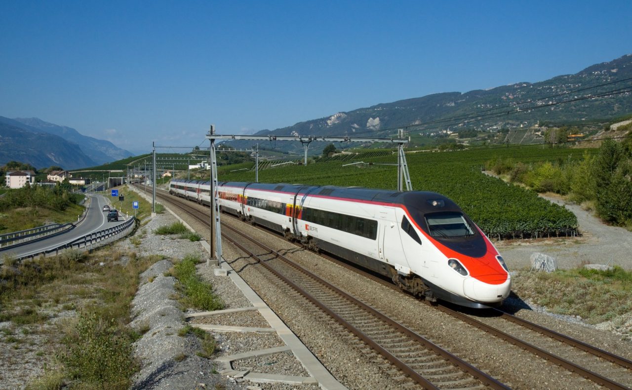 Travolto dall’Eurocity, tragedia sui binari di Busto