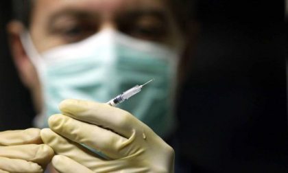 Vaccini, AstraZeneca annuncia già ritardi. Il 27 la valutazione dell'Ema