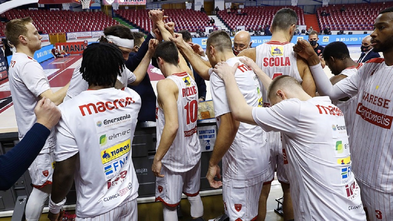 Covid, focolaio alla Pallacanestro Varese. Salta la sfida di Trieste