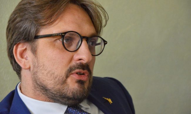 Lombardia in zona gialla, riaprono bar e ristoranti. Guidesi: “Ora non li si fermi più”