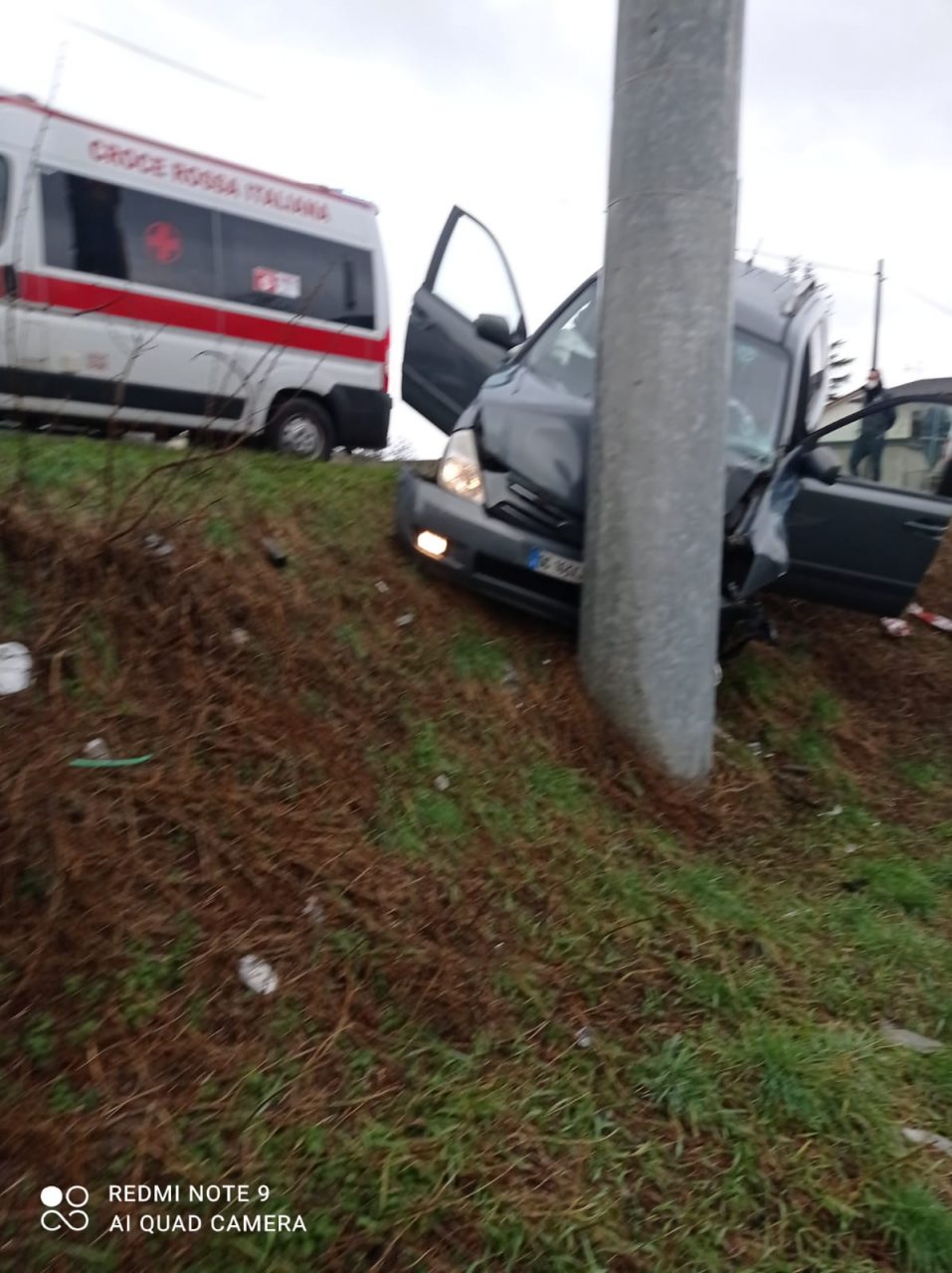 Cislago, auto fuori strada finisce contro un palo