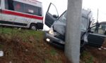 Cislago, auto fuori strada finisce contro un palo