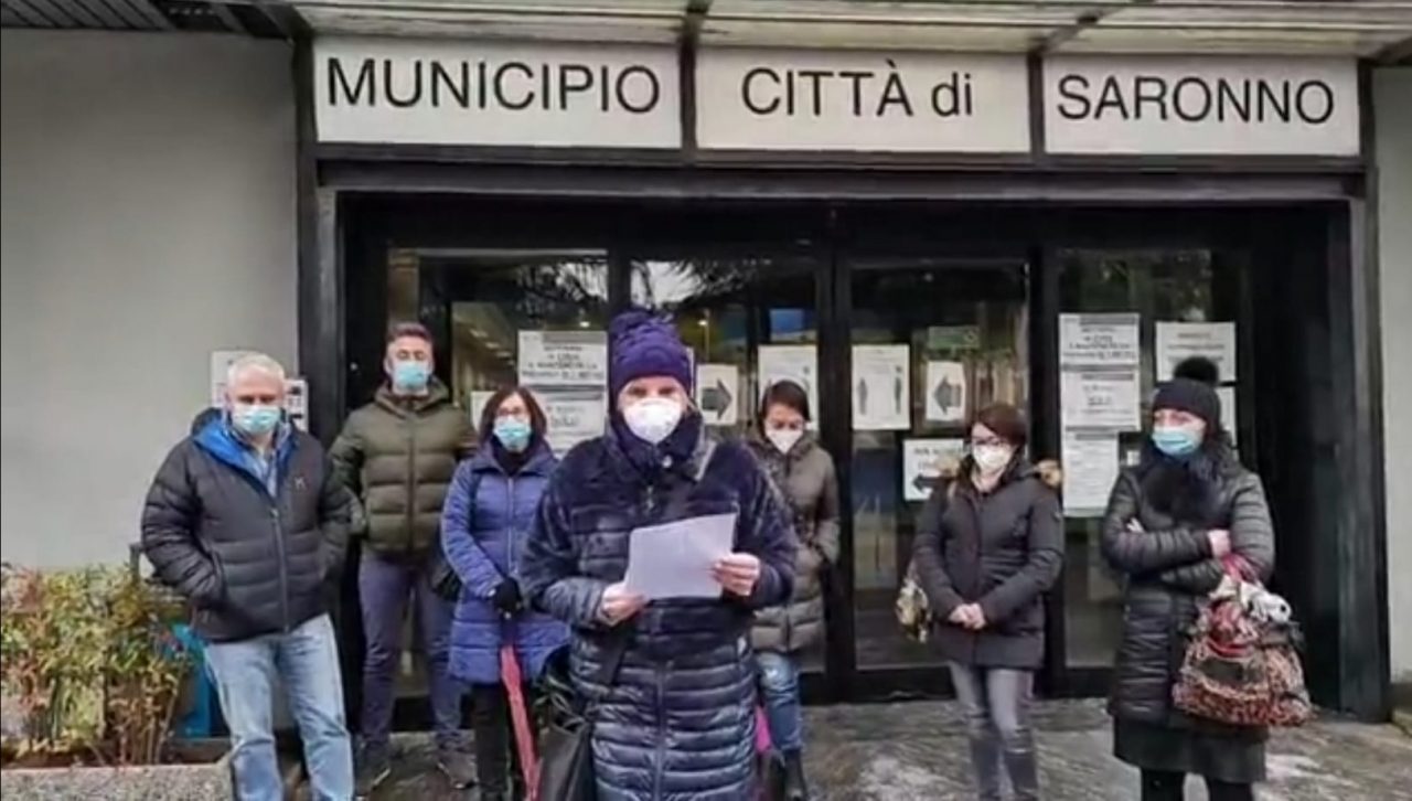 Manca il personale, la terapia intensiva Covid di Saronno trasferita. Sit in fuori dal Municipio VIDEO