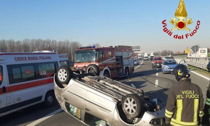 Incidente in A9, auto ribaltata fra Origgio e Uboldo: donna ferita FOTO