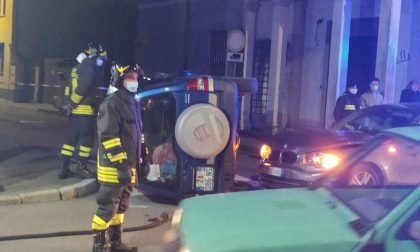 Incidente all'incrocio di via Battisti a Castellanza: auto ribaltata