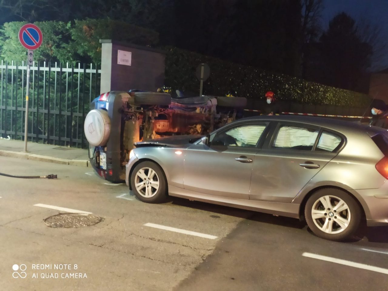 incidente all'incrocio di castellanza auto ribaltata