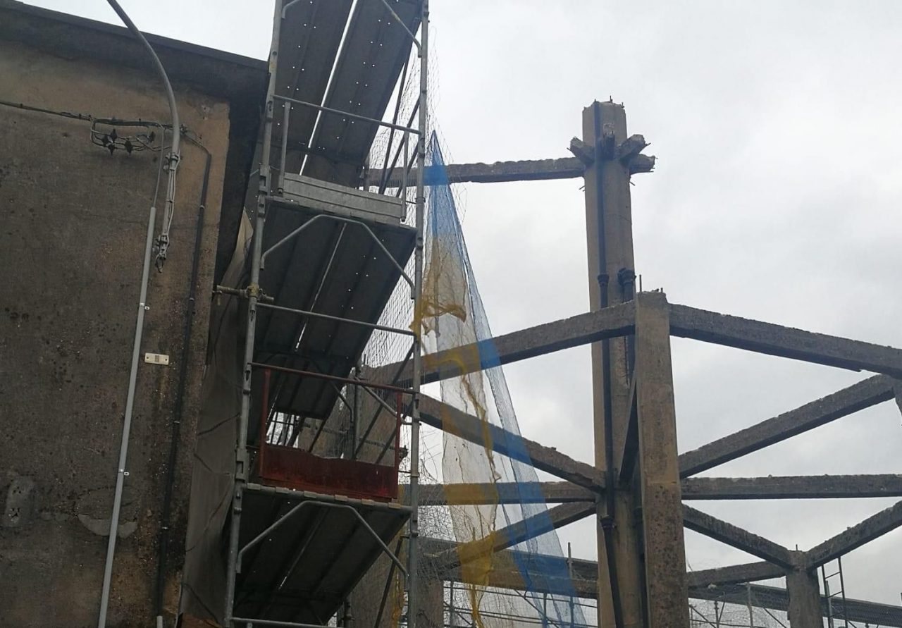 Giù la torre dell’acquedotto di Vedano: si lavora per il nuovo parcheggio