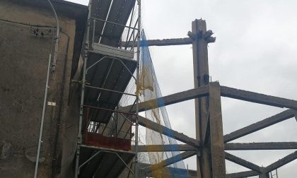 Giù la torre dell'acquedotto di Vedano: si lavora per il nuovo parcheggio