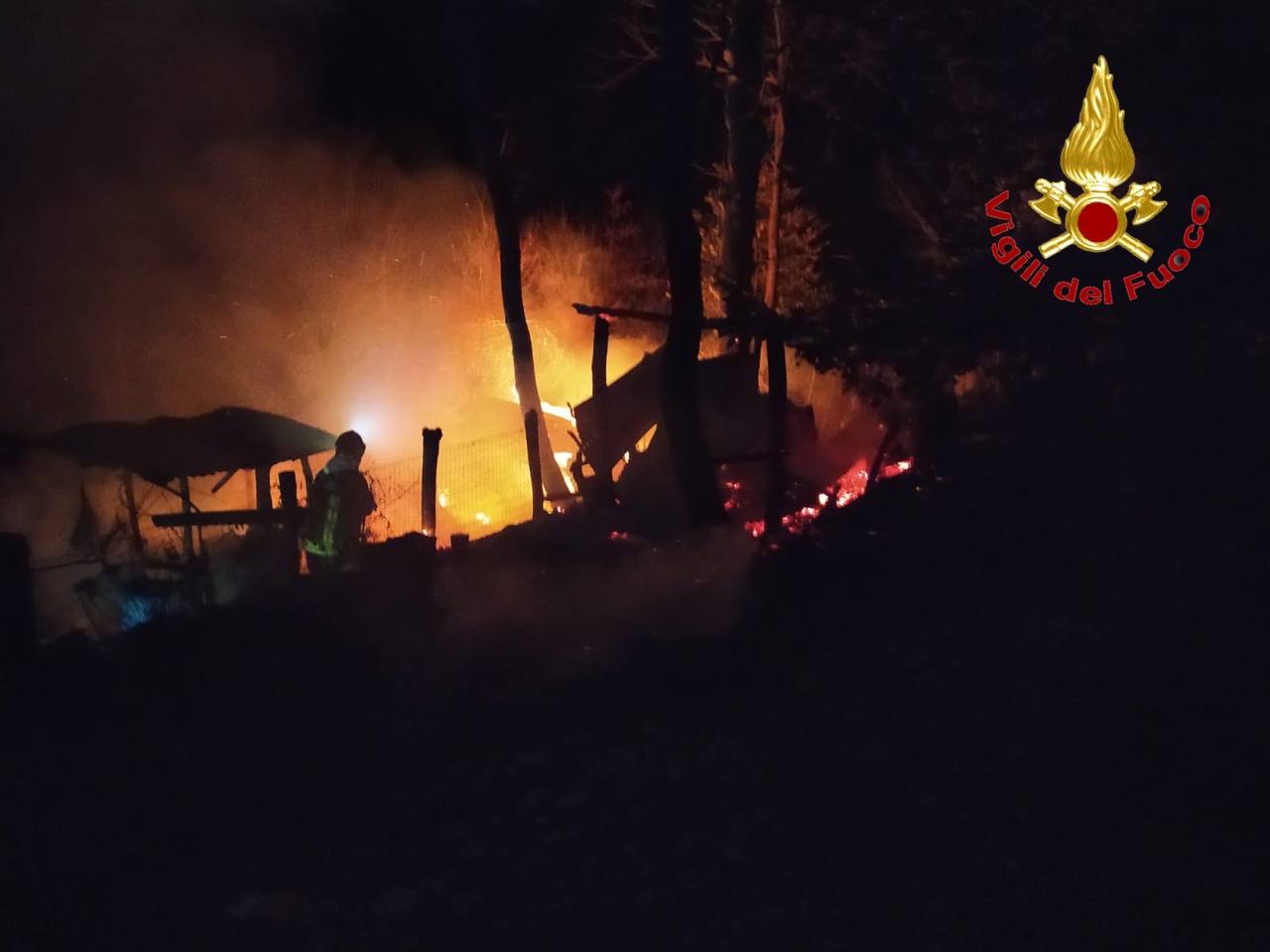 Capanno in fiamme nei boschi di Arcisate