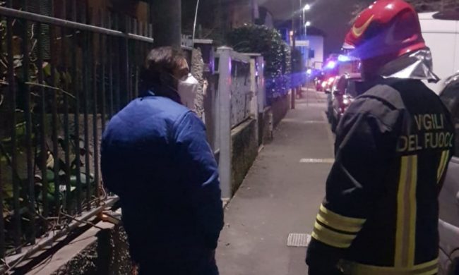 Palo della luce carico di tensione: feriti passanti e amici a quattro zampe a Bollate